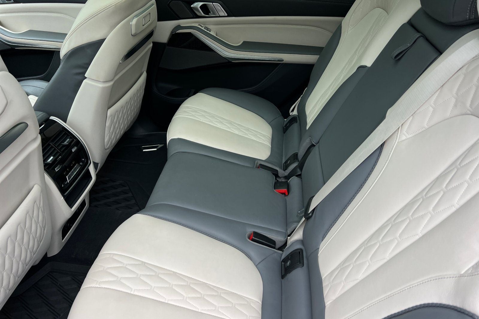 2023 BMW X7 M60i