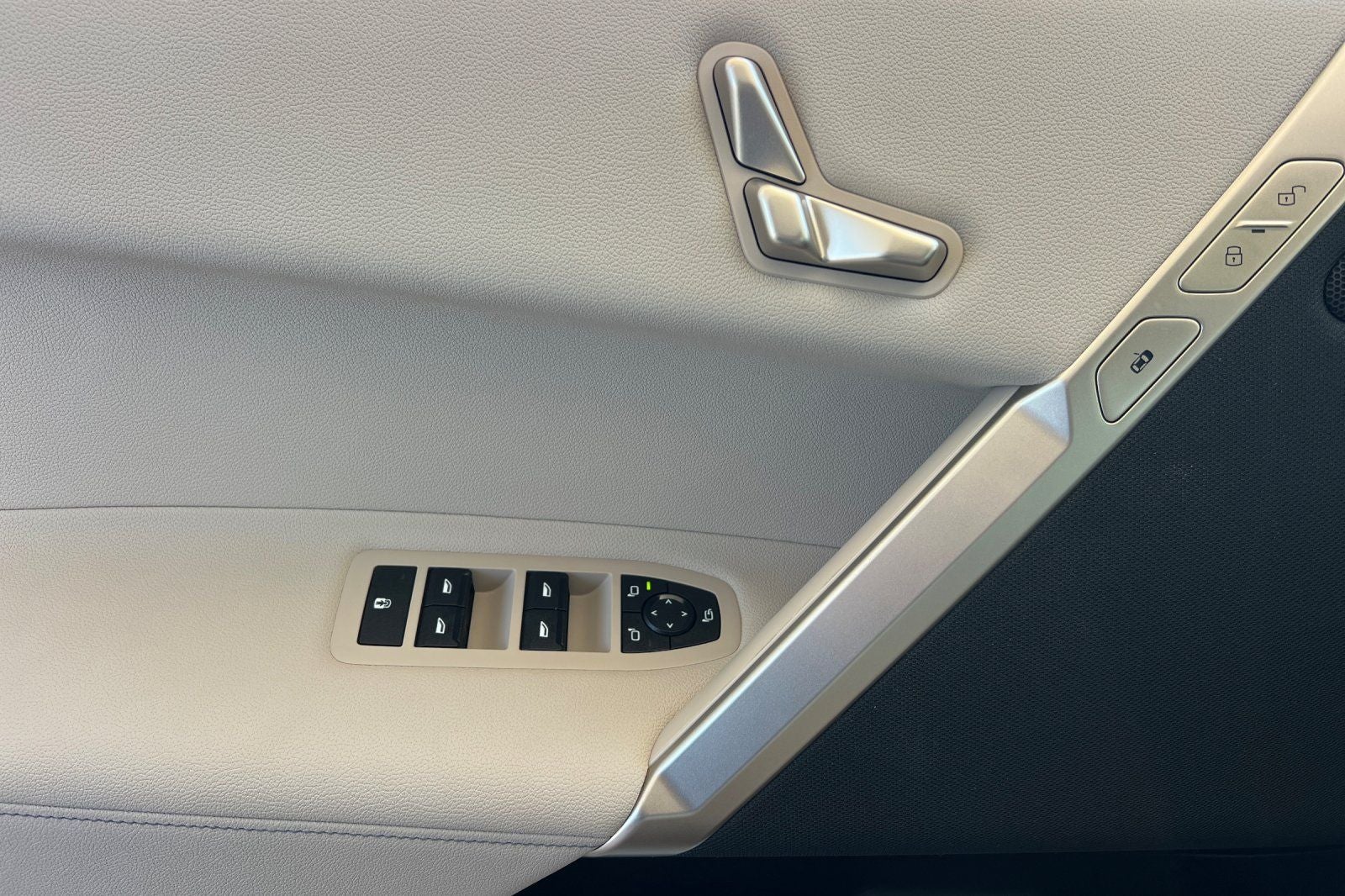 2026 BMW iX 60 - Photo 11