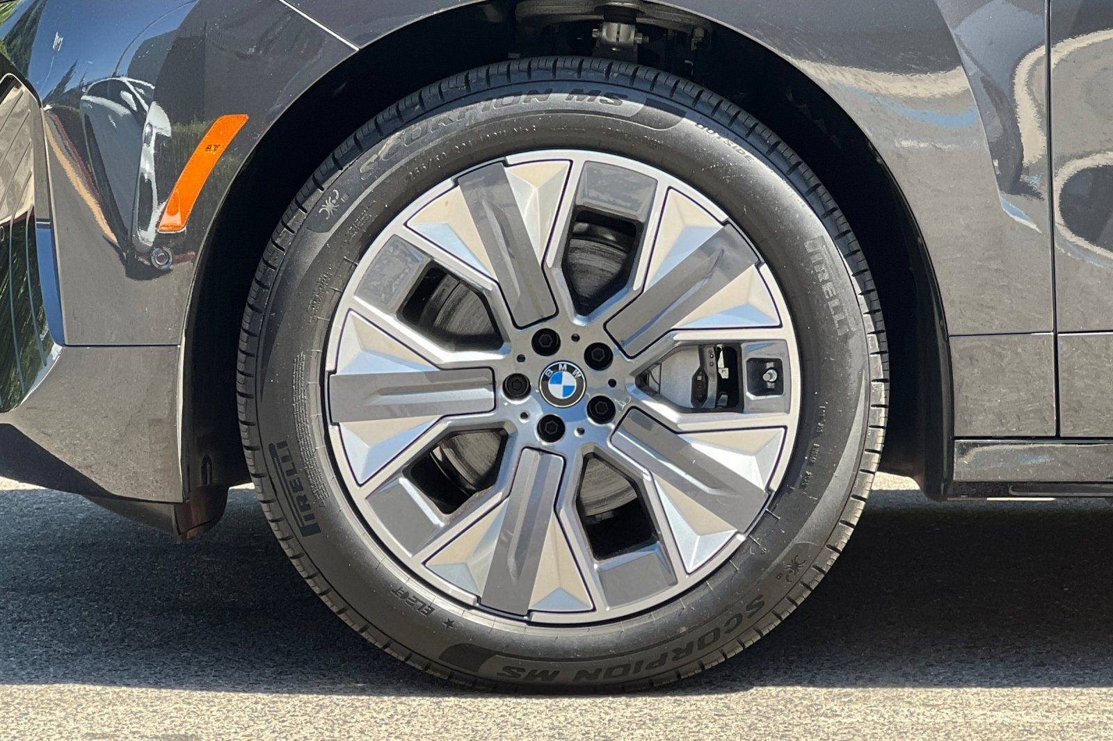 2026 BMW iX 60 - Photo 24